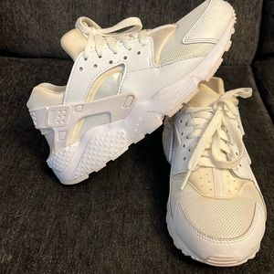 White Nike Air Huarache